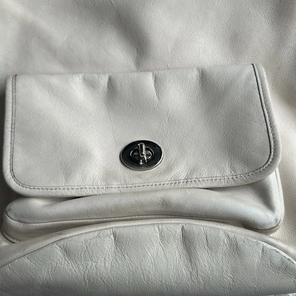 Nice Coach leather bag in cream. Good size with plenty  room - Picture 3 of 14